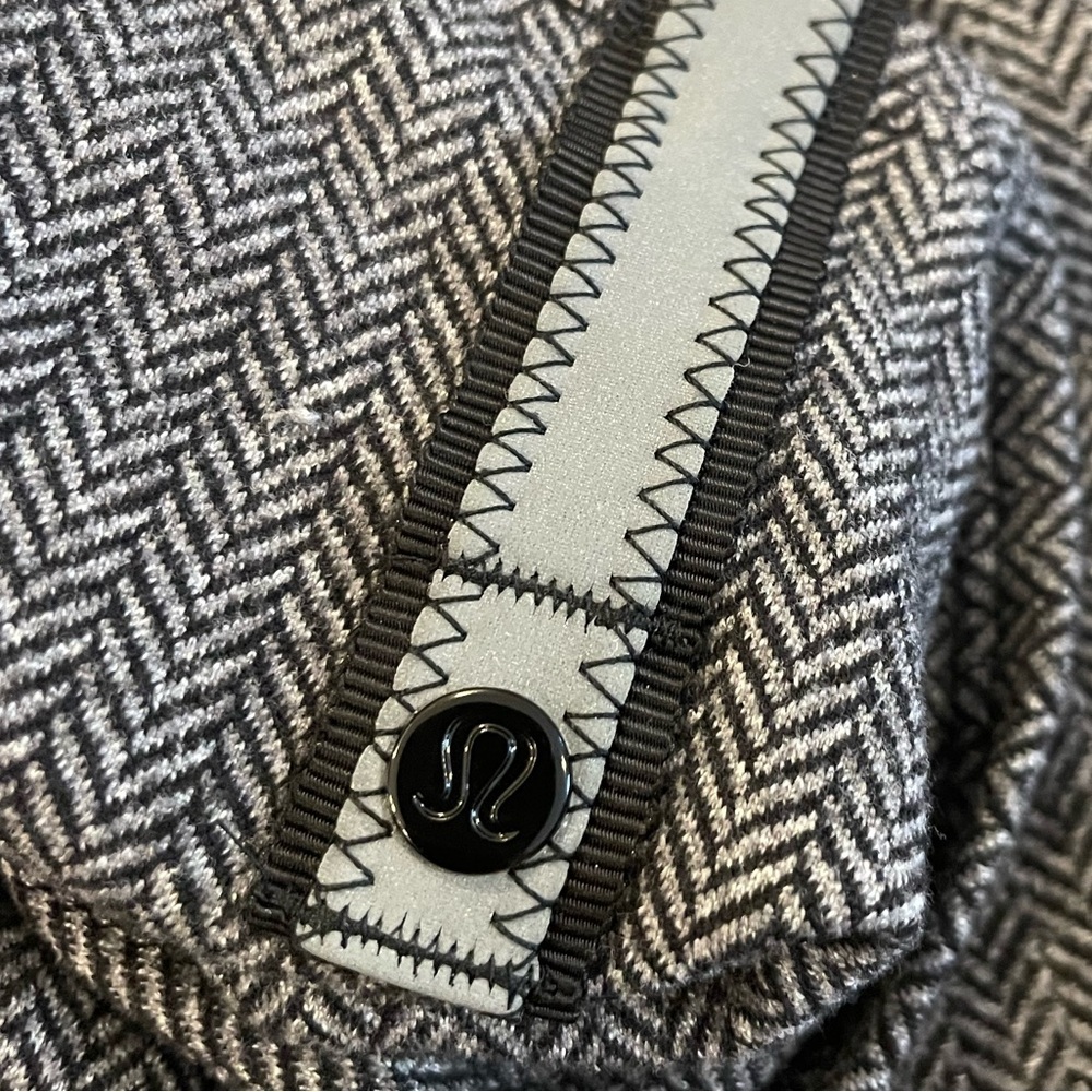 Lululemon IVIVVA Bundle Grey Leggings (14) with matching Lululemon Vinyasa & hat - Picture 8 of 11